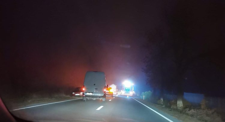 FOTO: Accident la Cicârlău! Un microbuz cu 10 pasageri s-a ciocnit cu un autoturism