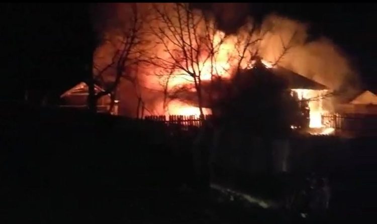 MOBILIZAREA: O familie din Firiza a rămas fără acoperiș deasupra capului în urma unui incendiu. VIDEO