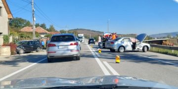 Accident în localitatea Bunești. Două mașini au fost implicate