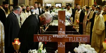 Preasfințitul Părinte Iustin, Episcopul Maramureșului și Sătmarului, a slujit, în sobor de arhierei, la Slujba de prohodire a Preasfințitului Părinte Vasile Someșanul