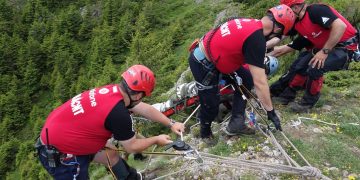 SALVAMONTIŞTII INTERVIN PENTRU SALVAREA UNUI BĂIAT CARE A CĂZUT ÎN ZONA CREASTA COCOŞULUI