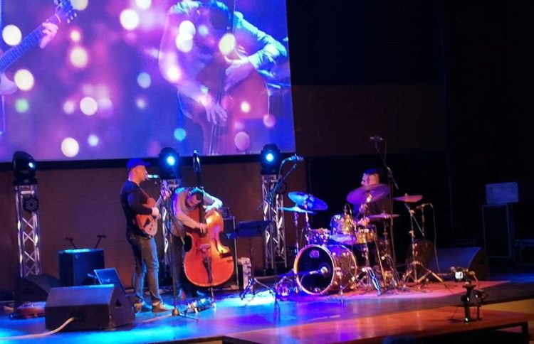 Când proștii se autoizolează, politicienii ascultă jazz