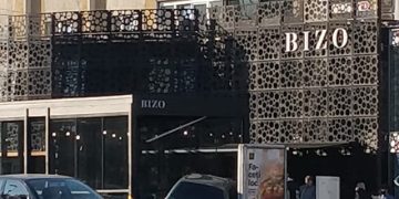 Accident în centrul orașului. O șoferiță a intrat cu mașina în terasa de la Bizo! – VIDEO