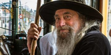 Să curgă blestemele! Conducerea orașului și-a concediat vrăjitorul oficial!