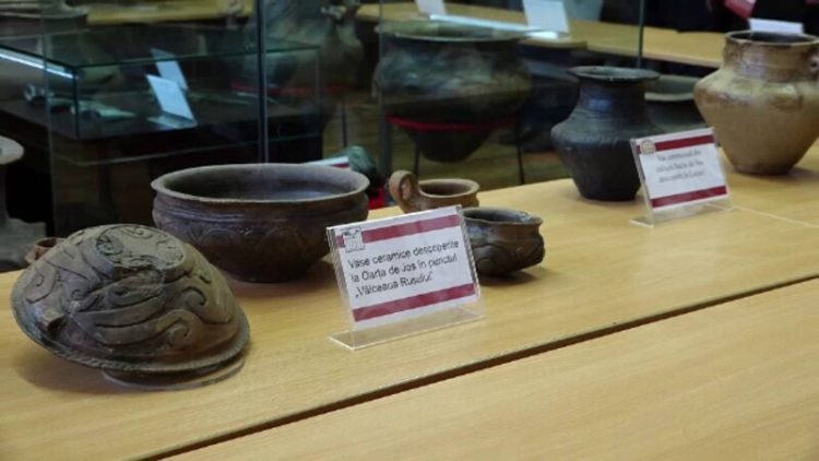Vase și arme de mii de ani, prezentate într-o expoziție la Suciu de Sus