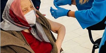 O femeie de 105 ani a mers să se vaccineze cu doza 3: “Singura soluție să scăpăm e vaccinul”