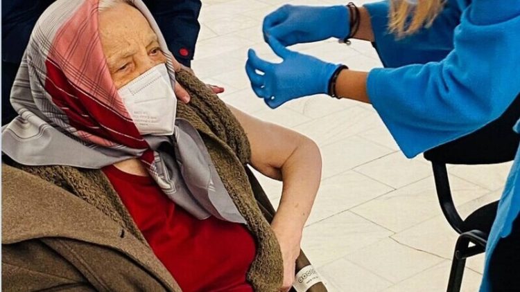 O femeie de 105 ani a mers să se vaccineze cu doza 3: “Singura soluție să scăpăm e vaccinul”