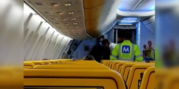 Bărbat dat jos din avion la Aeroportul din Cluj, pentru că a refuzat să-și pună masca