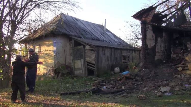 Doi bărbați au fost găsiți carbonizați. Cei doi au băut și nu au simțit când casa a luat foc