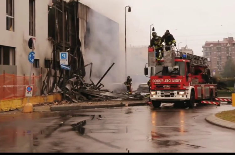 Un avion s-a prăbușit în Milano. Sunt cel puțin 8 români decedați