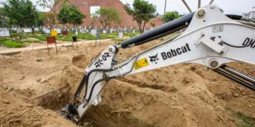 Groparii nu mai fac față la săpat morminte: „Am închiriat un excavator”