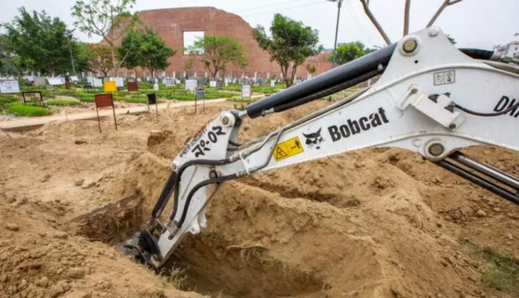 Groparii nu mai fac față la săpat morminte: „Am închiriat un excavator”