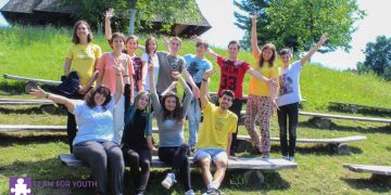 Voluntari internaționali în interacțiune cu elevii maramureșeni