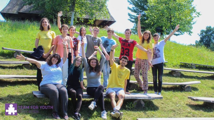 Voluntari internaționali în interacțiune cu elevii maramureșeni