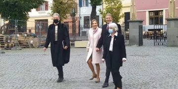 Președintele Klaus Iohannis, surprins fără mască de protecție duminică la Sibiu. Obligativitatea purtării acesteia intrase în vigoare cu o zi înainte