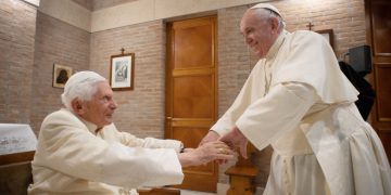 Papa Francisc și Papa emerit Benedict al XVI-lea, 94 de ani, au fost imunizați cu cea de-a treia doză