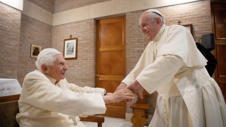 Papa Francisc și Papa emerit Benedict al XVI-lea, 94 de ani, au fost imunizați cu cea de-a treia doză