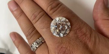 O pensionară a vrut să arunce la gunoi un diamant în valoare de 2,4 milioane de euro!