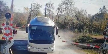 Șofer de autobuz, surprins când trece peste barierele de la o trecere de cale ferată