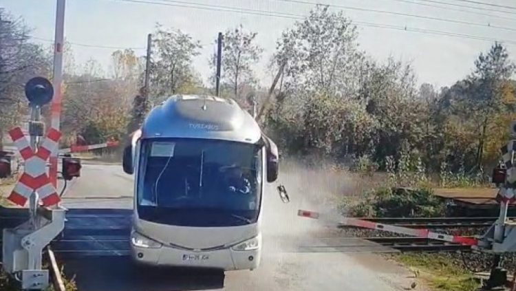 Șofer de autobuz, surprins când trece peste barierele de la o trecere de cale ferată
