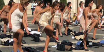Protest inedit la Roma. Fostele stewardese de la Alitalia s-au dezbrăcat în centrul capitalei