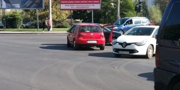 Impact între două maşini la intersecţia de la mall-ul băimărean – foto