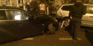 Şase maşini parcate pe strada Gării făcute praf de un BMW. O tânără băută şi fără permis susţine că ea este făptaşa – video