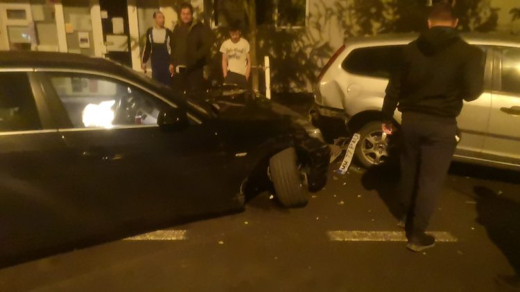 Şase maşini parcate pe strada Gării făcute praf de un BMW. O tânără băută şi fără permis susţine că ea este făptaşa – video