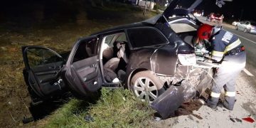 Coliziune la intrare în Jucu. O mașină s-a făcut praf. În accident implicat şi un tânăr de 22 de ani din Baia Mare – foto