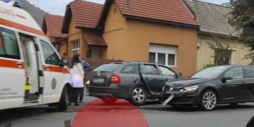 Impact între două maşini pe str. Vasile Lucaciu