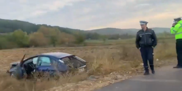 O maşină a „aterizat” pe câmp între Rodina şi Ariniş. O femeie a ajuns la spital – video