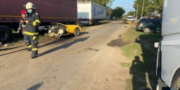 Accident teribil în judeţul vecin. Un Mercedes s-a făcut bucăți după ce s-a izbit de un stâlp. Şoferul a fugit de la locul accidentului