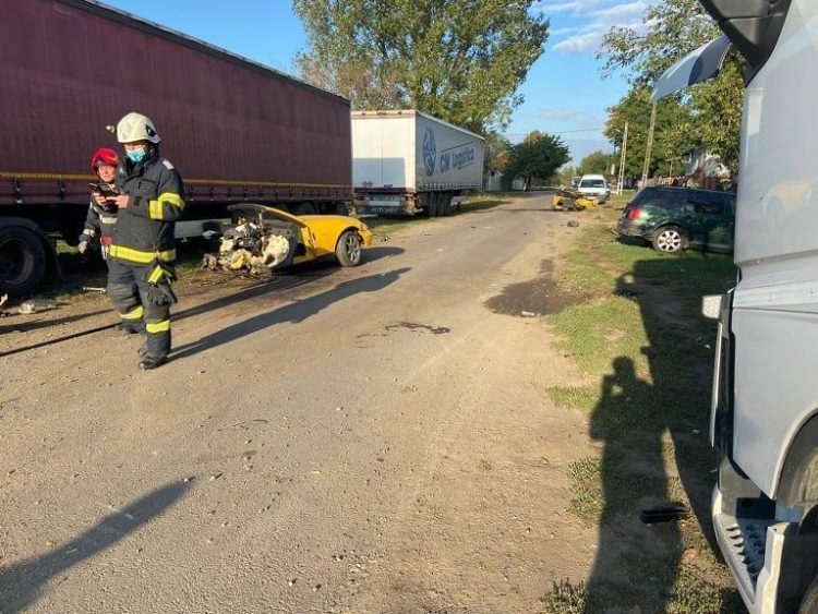 Accident teribil în judeţul vecin. Un Mercedes s-a făcut bucăți după ce s-a izbit de un stâlp. Şoferul a fugit de la locul accidentului
