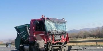 ACCIDENT în Livada. Impact puternic între un TIR și o autobasculantă. DN 1C a fost blocat