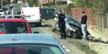 Accident la Săbişa. Un şofer a pierdut controlul volanului, apoi s-a izbit cu maşina de un podeţ din beton