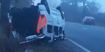 Poliţiştii explică cum s-a produs accidentul rutier de la Cicârlău, în urma căruia un microbuz s-a răsturnat pe plafon