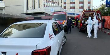 Sistemul sanitar este aproape de colaps. Pacienții Covid, tratați pe holurile spitalelor și în corturi