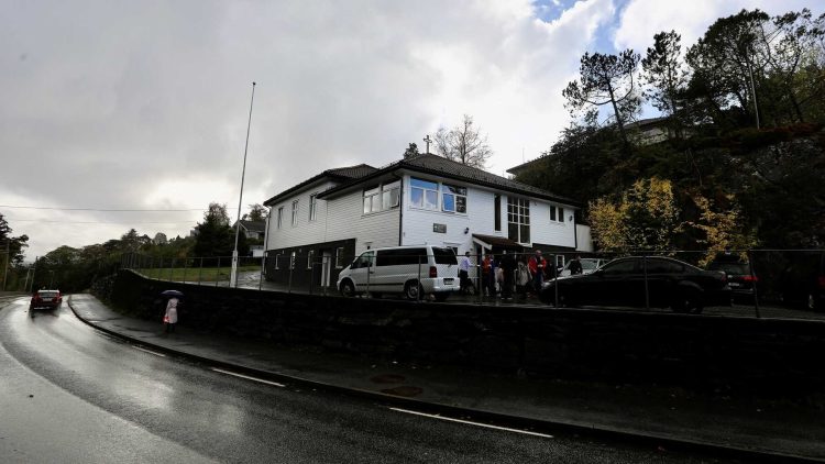 Episcopii Maramureșului și Europei de Nord au sfințit biserica și biblioteca românească din Bergen – Norvegia