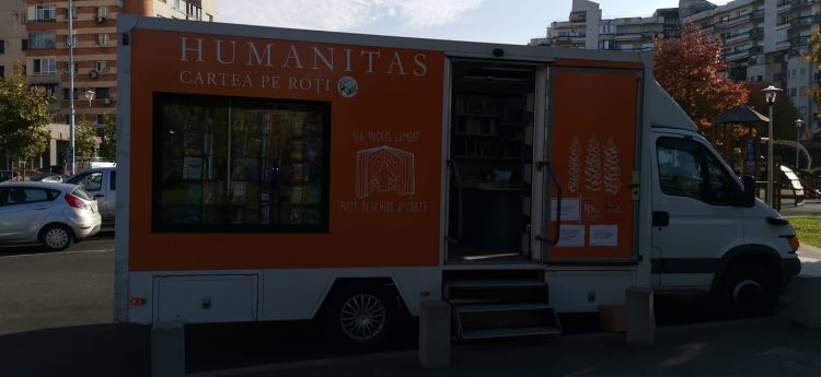 „Cartea pe roți“, prima librărie mobilă din lanțul Humanitas, în Baia Mare