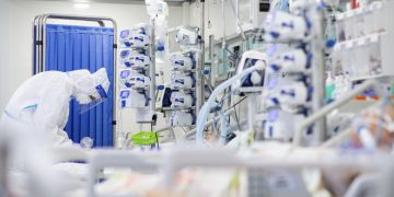 Un tânăr care a murit de COVID avea certificat fals de vaccinare. Medic: „Pacienții de la ATI ne cer vaccinurile acum”