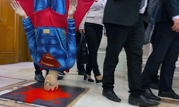 Căderea zgomotoasă a lui Cîțu