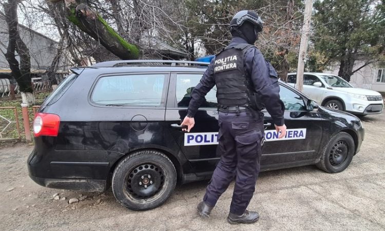 Ei ne apără hotarele! Un polițist a luat 2.500 de euro ca să-l scoată pe un condamnat din țară!