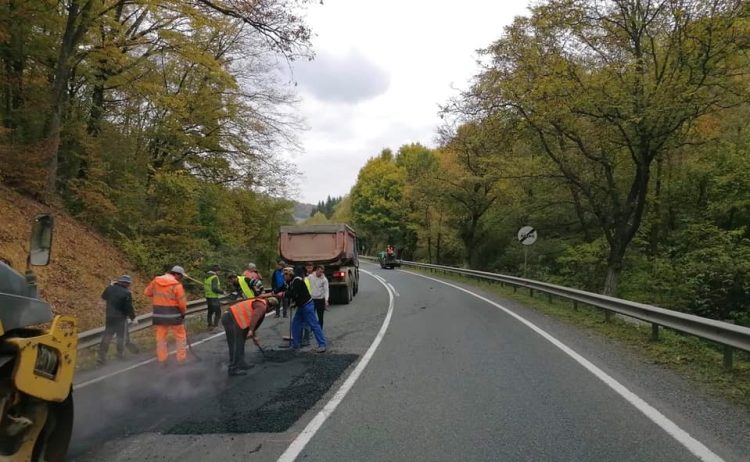 Cum au astupat Bota și Cerneștean gropile din carosabilului unui drum important…