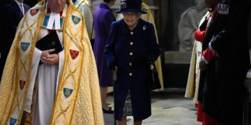 Regina Elisabeta a II-a, văzută în timp ce mergea folosind un baston