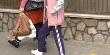 Vai de România noastră: Elev cu deficienţe de vedere, trimis singur cu trenul 100 km, după ce a ieşit pozitiv la testul Covid