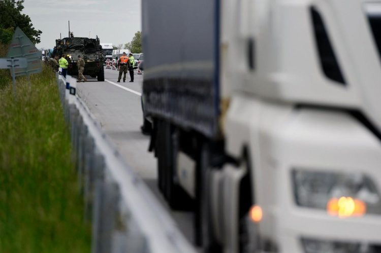 Microbuz din România, implicat într-un accident cu 5 morţi, pe o autostradă din Ungaria