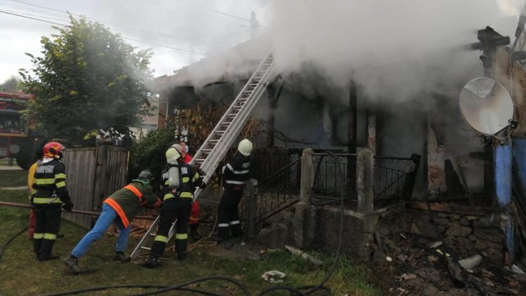 Bătrânică arsă de vie. I-a luat foc casa și nu a mai apucat să iasă