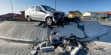 Accident spectaculos lângă Timișoara. O șoferiță de 79 de ani a „zburat” cu mașina peste sensul giratoriu