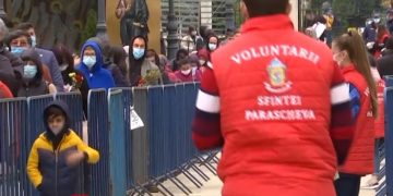 Voluntarii Sfintei Parascheva. Sute de tineri ajută pelerinii şi au grijă să respecte regulile de distanţare