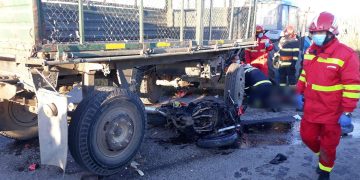 Un tânăr de 21 de ani, fără permis, a murit după ce a intrat cu motocicleta sub remorca unui tractor